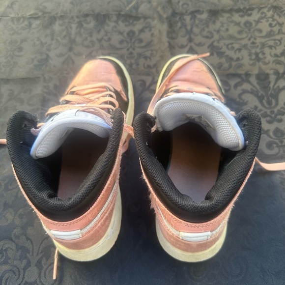 Air Jordan 1 Mid Madder Root (Gradeschool)
Size 5Y
EUC - Picture 2 of 6